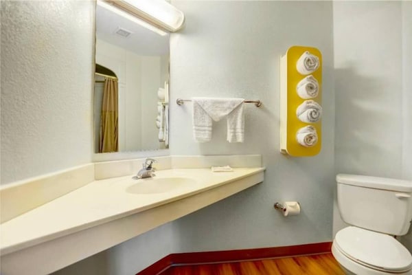 Foto van 1 tweepersoonsbed (queensize) | Badkuip toegankelijk (NSMK) - BathRoom
