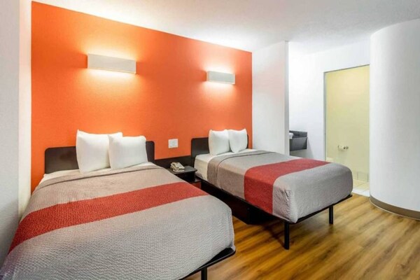 Foto van 2 tweepersoonsbedden | Rookvrij - Vakantiehuis in Harvey - BedRoom