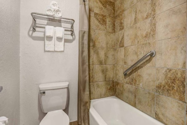 Foto van 1 kingsize bed | Rookvrij - Vakantiehuis in Clovis NM - BathRoom
