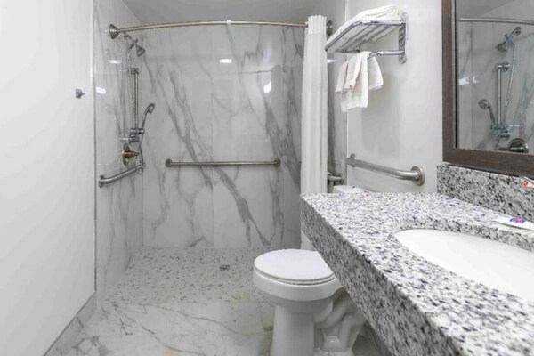 Foto van 2 tweepersoonsbedden (queensize) | Rookvrij, Keuken - BathRoom