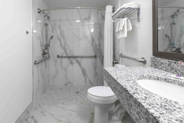 Foto van 1 kingsize bed | Roken toegestaan, Keuken - Vakantiehuis in Hickory - BathRoom