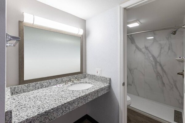 Foto van 1 kingsize bed | Roken toegestaan, Keuken - Vakantiehuis in Hickory - Facilities