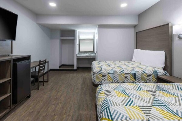 Foto van 2 tweepersoonsbedden (queensize) | Roken toegestaan, Keuken - BedRoom