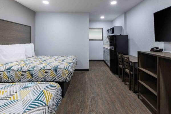 Foto van 2 tweepersoonsbedden (queensize) | Roken toegestaan, Keuken - BedRoom