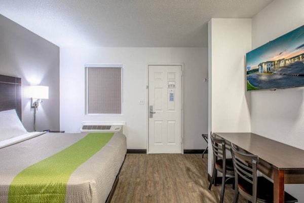 Foto van 1 tweepersoonsbed (queensize) | Deluxe, Keuken, Rook - BedRoom