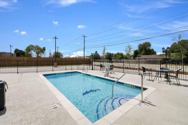 Foto van 1 kingsize bed | Suite, NSMK, Keuken - Vakantiehuis in Corpus Christi TX - Pool