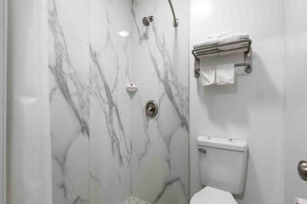 Foto van 1 kingsize bed | Roken toegestaan, koelkast aanwezig - BathRoom