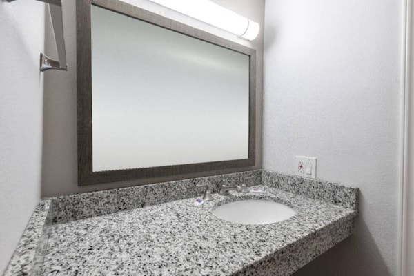 Foto van 1 kingsize bed | Roken toegestaan, koelkast aanwezig - Facilities