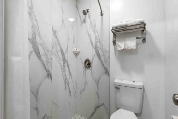 Foto van 1 kingsize bed | Rookvrij, koelkast - Vakantiehuis in Hickory - BathRoom