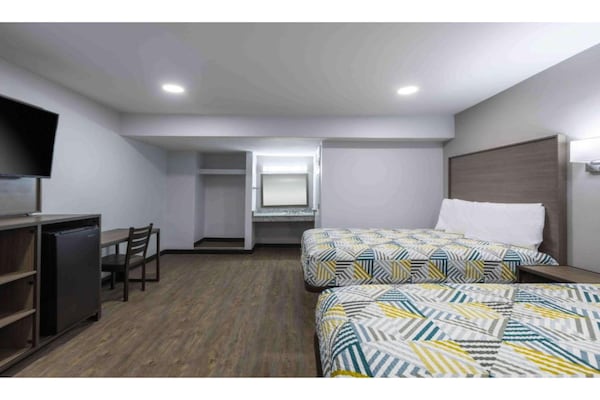 Foto van 2 tweepersoonsbedden (queensize) | Niet-roken, koelkast - BedRoom