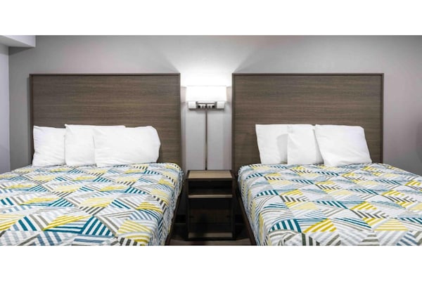 Foto van 2 tweepersoonsbedden (queensize) | Niet-roken, koelkast - BedRoom