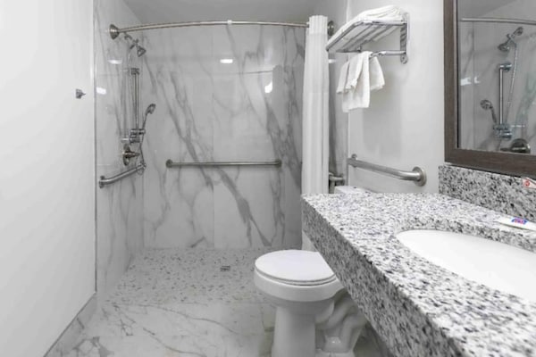 Foto van 2 tweepersoonsbedden (queensize) | Niet-roken, koelkast - BathRoom