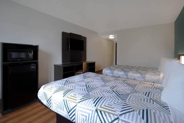 Foto van 2 tweepersoonsbedden | Koelkast - Vakantiehuis in MERRILLVILLE - BedRoom