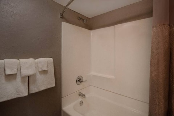 Foto van 2 tweepersoonsbedden | Koelkast - Vakantiehuis in MERRILLVILLE - BathRoom