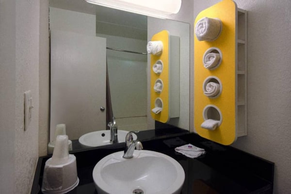 Foto van 2 tweepersoonsbedden | Koelkast - Vakantiehuis in MERRILLVILLE - BathRoom