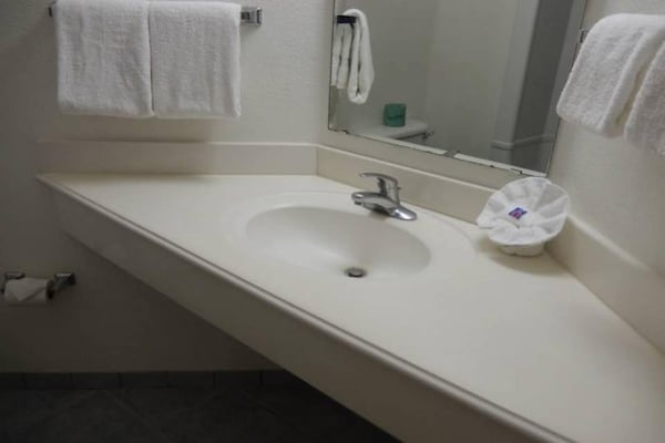 Foto van 2 tweepersoonsbedden | Koelkast - Vakantiehuis in MERRILLVILLE - Facilities
