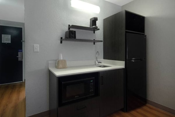 Foto van 2 tweepersoonsbedden | Koelkast - Vakantiehuis in MERRILLVILLE - BedRoom