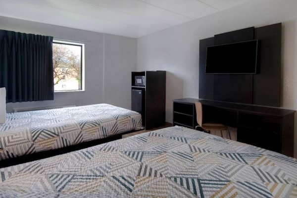 Foto van 2 tweepersoonsbedden | Koelkast - Vakantiehuis in MERRILLVILLE - BedRoom