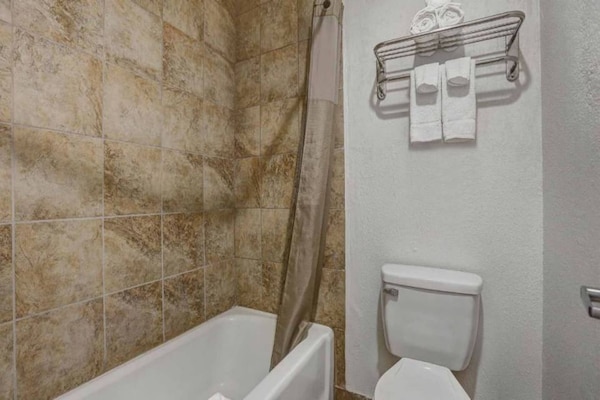 Foto van 2 tweepersoonsbedden (queensize) | Roken toegestaan - BathRoom