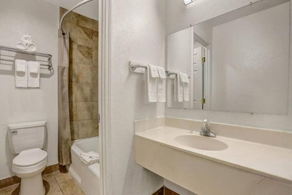 Foto van 2 tweepersoonsbedden (queensize) | Roken toegestaan - BathRoom