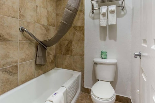 Foto van 2 tweepersoonsbedden (queensize) | Roken toegestaan - BathRoom