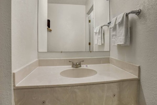Foto van 2 tweepersoonsbedden (queensize) | Roken toegestaan - BathRoom