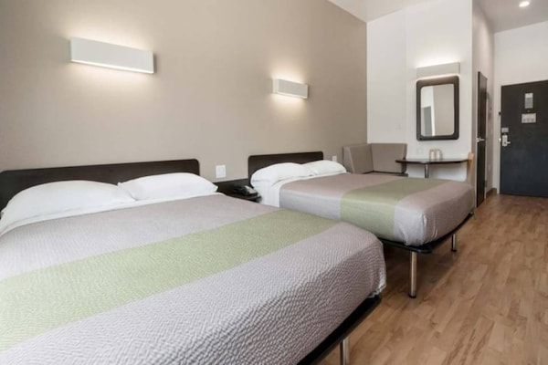 Foto van 2 tweepersoonsbedden | Toegankelijk voor slechthorenden | Keuken - BedRoom