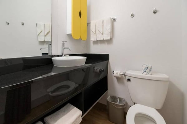 Foto van 2 tweepersoonsbedden | Toegankelijk voor slechthorenden | Keuken - BedRoom