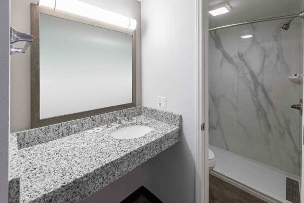 Foto van 2 tweepersoonsbedden (queensize) | Roken toegestaan, koelkast - BathRoom