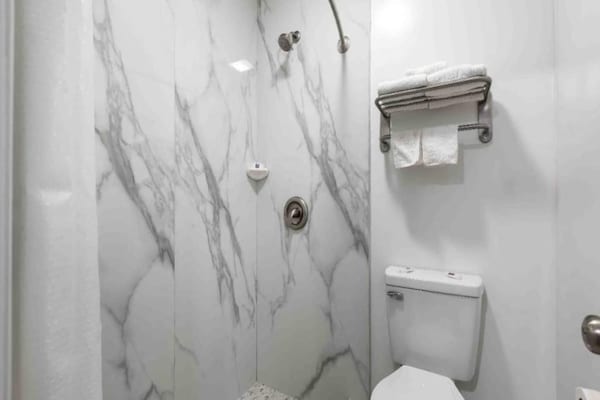 Foto van 2 tweepersoonsbedden (queensize) | Roken toegestaan, koelkast - BathRoom