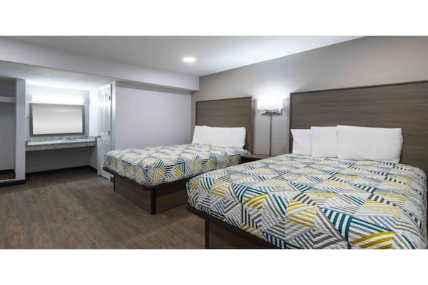 Foto van 2 tweepersoonsbedden (queensize) | Roken toegestaan, koelkast - BedRoom