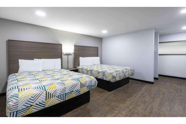 Foto van 2 tweepersoonsbedden (queensize) | Roken toegestaan, koelkast - BedRoom
