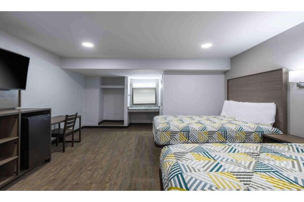 Foto van 2 tweepersoonsbedden (queensize) | Roken toegestaan, koelkast - BedRoom