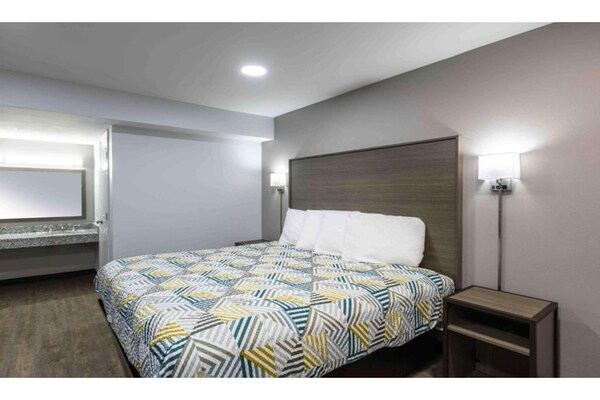 Foto van 1 tweepersoonsbed (queensize) | Roken toegestaan, koelkast (McFridge) - BedRoom