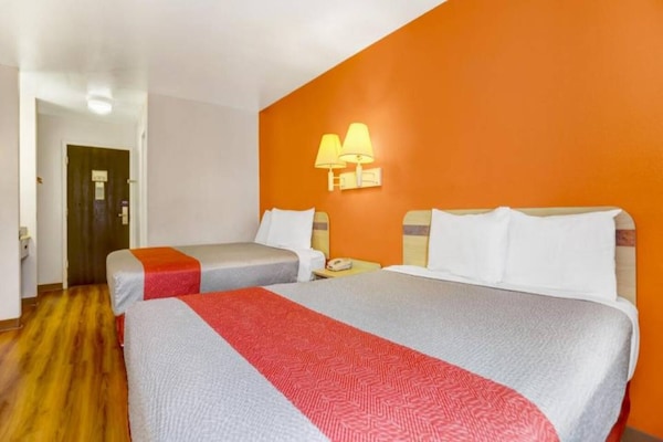 Foto van 2 tweepersoonsbedden (queensize) | Rookvrij - Vakantiehuis in Española - BedRoom