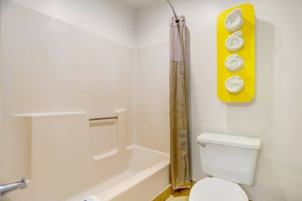 Foto van 2 tweepersoonsbedden (queensize) | Rookvrij - Vakantiehuis in Española - BathRoom