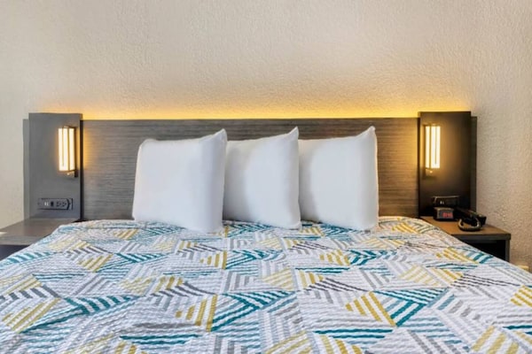 Foto van 1 tweepersoonsbed (queensize) | Rookvrij, Keuken - Vakantiehuis in Effingham - BedRoom