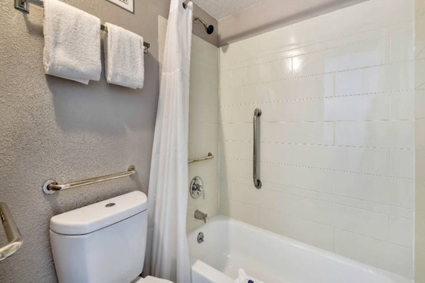 Foto van 1 tweepersoonsbed (queensize) | Rookvrij, Keuken - Vakantiehuis in Effingham - BathRoom