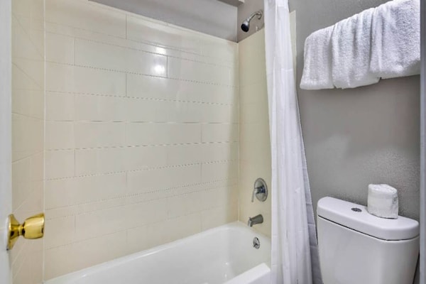 Foto van 1 tweepersoonsbed (queensize) | Rookvrij, Keuken - Vakantiehuis in Effingham - BathRoom