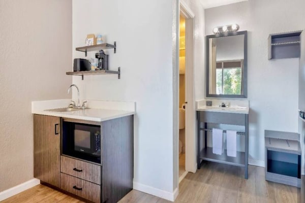 Foto van 1 tweepersoonsbed (queensize) | Rookvrij, Keuken - Vakantiehuis in Effingham - Kitchen