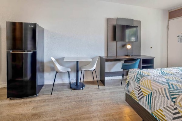 Foto van 3 tweepersoonsbedden | Rookvrij, Keuken - Vakantiehuis in Effingham - BedRoom