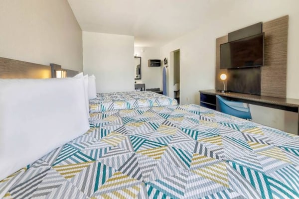 Foto van 2 tweepersoonsbedden | Suite, NSMK, Keuken - Vakantiehuis in Effingham - BedRoom