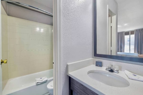 Foto van 2 tweepersoonsbedden | Suite, NSMK, Keuken - Vakantiehuis in Effingham - BathRoom