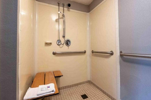 Foto van 2 tweepersoonsbedden|Mobiele toegang|Douche| Nsmk - Vakantiehuis in Charlotte NC - BathRoom
