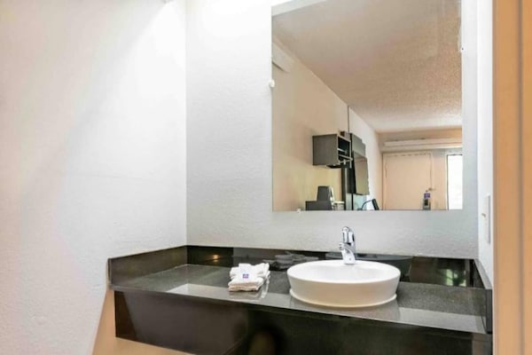 Foto van 2 tweepersoonsbedden|Mobiele toegang|Douche| Nsmk - Vakantiehuis in Charlotte NC - BathRoom