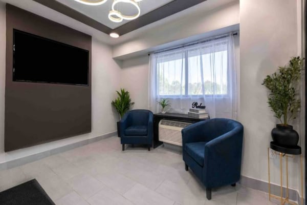 Foto van 2 tweepersoonsbedden|Mobiele toegang|Douche| Nsmk - Vakantiehuis in Charlotte NC - FloorPlan