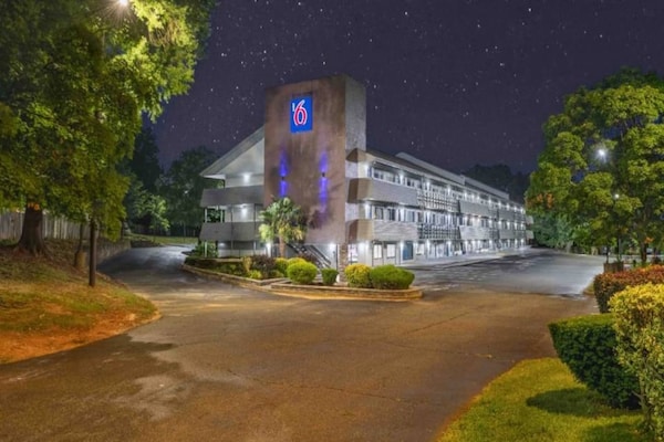 Foto van 2 tweepersoonsbedden|Mobiele toegang|Douche| Nsmk - Vakantiehuis in Charlotte NC - ExteriorSummer