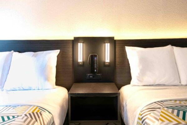 Foto van 2 tweepersoonsbedden|Mobiele toegang|Douche| Nsmk - Vakantiehuis in Charlotte NC - BedRoom