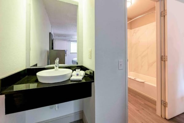 Foto van 2 tweepersoonsbedden|Mobiele toegang|Douche| Nsmk - Vakantiehuis in Charlotte NC - BathRoom