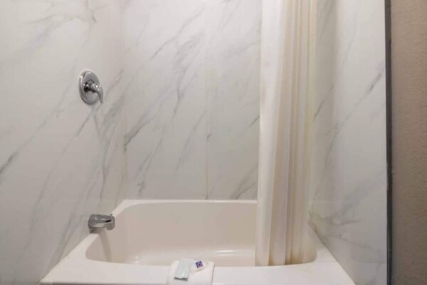 Foto van 2 tweepersoonsbedden|Mobiele toegang|Douche| Nsmk - Vakantiehuis in Charlotte NC - BathRoom